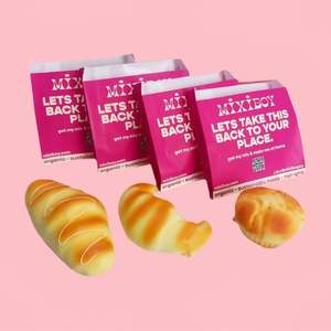 Sacs en papier alimentaire personnalisés avec logo imprimé, en papier ciré, rose et blanc, pour emballage de beignets, croissants et biscuits - Product Image 6