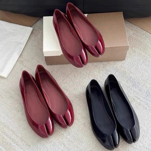 Version en cuir de vachette ~ Ballerines plates à bout fendu et talon dissimulé pour femme, couleur rouge - Product Image 4