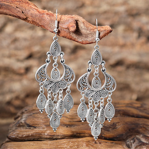 Boucles d'oreilles pendantes bohèmes plaquées argent avec pompons, bijoux raffinés pour femme, à porter au quotidien - Product Image 2