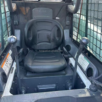 Bobcat S300 d'occasion à levage vertical, moteur Kubota, attache rapide BobTach pour la construction et le déneigement avec balayeuse, prix bas