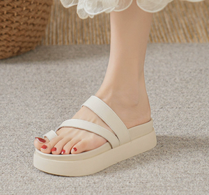 Nuevas Sandalias de Playa de Moda Versátiles para <span class=keywords><strong>Mujer</strong></span>, Estilo Influencer, de Una Sola Tira, de <span class=keywords><strong>Cuero</strong></span> con Suela Gruesa, Frescas y Cómodas - Product Image 1