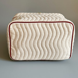Bolsa de Cosméticos para Mujer de Gran Capacidad, 33*22*22cm, Bolsa de Belleza Moderna de Alta Calidad, Nueva Bolsa de Mano con Cremallera y Rayas Blancas de Invierno - Product Image 1