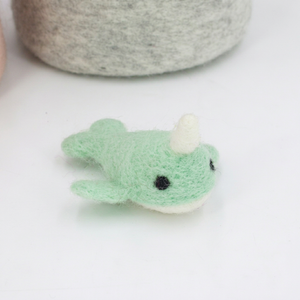 Adorno de fieltro de lana con forma de mini narval hecho a mano para decoración interior infantil - Product Image 1