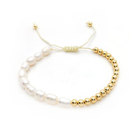 Bracelet de perles ajustable en laiton plaqué or 18 carats avec perles de boule et perles de culture, modèle B4347, bijou tendance