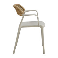 Chaise d'extérieur empilable moderne en plastique gris clair avec accoudoirs