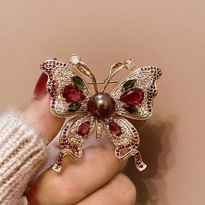 Broche de mariposa de moda con perla y circonita, pin de aleación para mujer, accesorio para ropa - Product Image 2