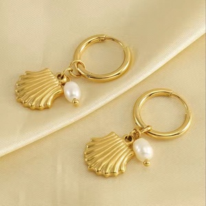 Modernos Pendientes de Aro de Acero Inoxidable con Diseño de Ola, Perlas y Conchas Marinas, Chapados en Oro de 18K, Resistentes al Deslustre, para Mujer - Product Image 3
