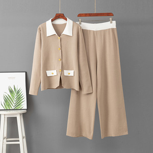 Ensemble de tricot haut de gamme pour femme : Cardigan col V contrastant et pantalon large coupe décontractée – Tenue de luxe pour l'aéroport et la détente - Product Image 3