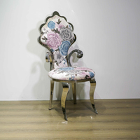 Chaise de salle à manger portable de luxe en acier inoxydable argenté, durable, avec motif floral moderne et rembourrage, idéale pour les événements hôteliers et les salons.