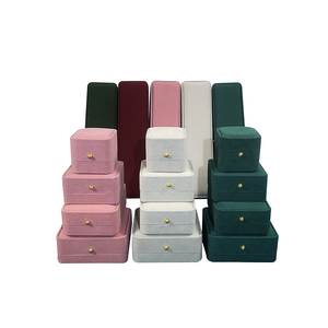 Estuche de Joyería de Terciopelo de Lujo con Botón Dorado, Opciones Multicolor y Multitamaño para Todo Tipo de Joyas - Product Image 1