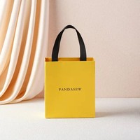 Sac en papier blanc de luxe personnalisé avec logo en feuille d'or pour le shopping, les cadeaux, les vêtements, les robes, l'emballage de vêtements avec poignée