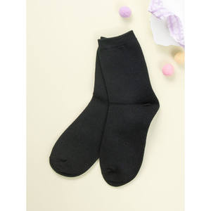 Kikiya Sachs Chaussettes basiques noires à col moyen pour femme - Product Image 1