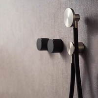 Ensemble de douche encastré minimaliste en cuivre brossé avec douchettes murales et à main pour salle de bain