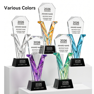 Trofeo <span class=keywords><strong>de</strong></span> Cristal Personalizado en Forma <span class=keywords><strong>de</strong></span> V, Premio Iridiscente Arcoíris, Placa Grabada Personalizada, Regalos para Campeones <span class=keywords><strong>de</strong></span> Innovación Corporativa - Product Image 2