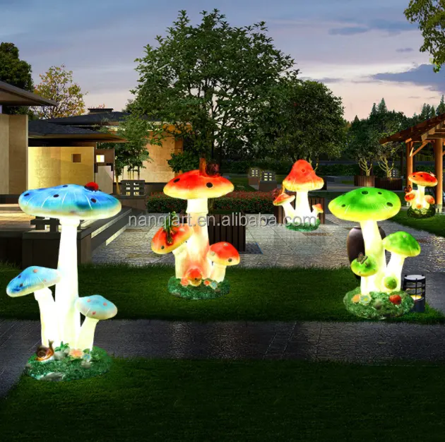 Sculptures d'animaux en fibre de verre artificielles faites à la main réalistes de bonne qualité résine artisanat LED statues de champignons rougeoyantes pour la décoration de parc