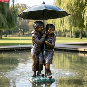 Statua in Bronzo a Grandezza Naturale di Ragazzo e Ragazza YOUFINE, Scultura Fontana con Ombrello per Parchi, Cortili e Piscine - Product Image 1
