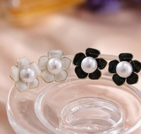 Anting-anting kancing mutiara putih air tawar murni 925 lapisan emas 18K desain bunga perhiasan mutiara modis