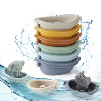 Bateau de bain flottant empilable en plastique en forme d'ours pour enfants, jouet pour le bain et la douche des nourrissons avec protège-doigts