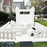 Ensemble complet de décoration pour fête d'anniversaire d'enfants, aire de jeux gonflable avec château gonflable blanc, piscine à balles et voiture à enfourcher pour location événementielle