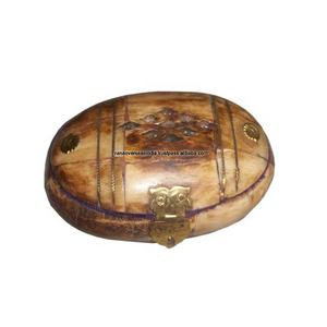 Organizador de joyas decorativas ovaladas, soporte para anillo y collar con tallado y trabajo de latón - Product Image 1