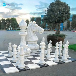 Grande sculpture d'échecs en marbre de conception européenne, faite à la main, pour la décoration extérieure, avec 5 ans de garantie - Product Image 1
