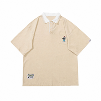 Camiseta Polo Personalizada para Hombre, Color Beige Arena, Corte Cuadrado, Hombros Caídos, Cuello Blanco, Bolsillo con Parche, Diseño Gráfico de Dibujos Animados, Manga Corta