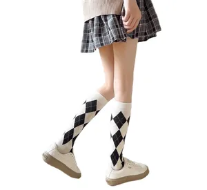 Stilvolle kniehohe Damen socken Klassischer Diamant Britisches Design Fit Slim School Girl Ladies Beliebte Accessoires