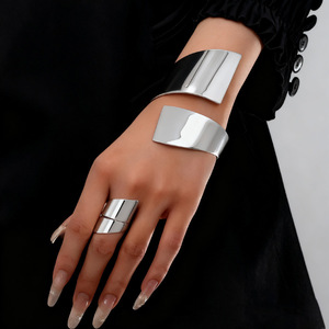 Nouvel ensemble de bijoux J en acier inoxydable mat et brillant, style nordique cool, bracelet et bague géométriques pour femme, délicats et tendance, pour soirée - Product Image 6