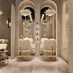 Intérieur <span class=keywords><strong>de</strong></span> <span class=keywords><strong>salon</strong></span> <span class=keywords><strong>de</strong></span> bien-être <span class=keywords><strong>de</strong></span> luxe, espace beauté moderne Wabi-Sabi avec comptoir incurvé, sièges en velours, éclairage d'ambiance, design clé en main - Product Image 2