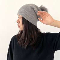 Chapeaux d'hiver en cachemire pur mongol intérieur 100% Logo de broderie personnalisé Bonnet en cachemire tricoté en côtes pour femmes avec pompon en fourrure de renard