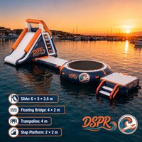 Grand équipement de parc aquatique gonflable : toboggan, pont, trampoline, plateforme à marches pour le plaisir à la plage