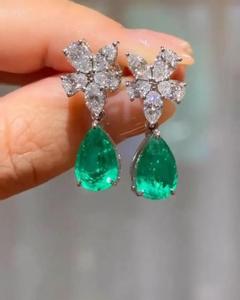 Boucles d'oreilles clous en or blanc 14 carats avec diamant de laboratoire 2 carats taille poire motif floral, bijoux raffinés pour cadeau d'anniversaire ou de fête - Product Image 1