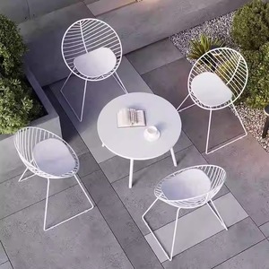 Table et chaises modernes en fer et bois, imperméables et résistantes au soleil, pour jardin, salon ou extérieur décontracté - Product Image 1