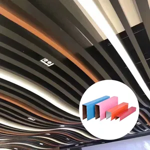 Profilés de plafond à déflecteur en métal aluminium ondulés 3D personnalisés Conception de faux plafond Pop pour Hall Réception Bâtiment commercial