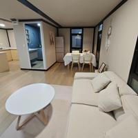 Maison préfabriquée modulaire portable avec structure en acier pliable à panneaux sandwich