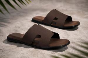 Sandales décontractées marron pour hommes à lanières larges, bout ouvert, à enfiler, pour l'été et la plage - Product Image 2