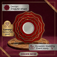 Assiette de présentation en céramique bordeaux à bord doré, forme irrégulière festonnée, 13 pouces, en gros pour la mise en table de mariages et événements