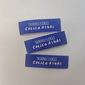Étiquettes tissées personnalisées en polyester découpées au laser pour accessoires vestimentaires, étiquettes de col colorées, étiquettes principales en damassé, durables et écologiques - Product Image 1