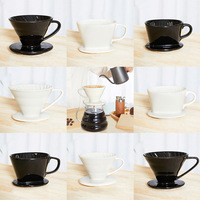 Ensemble de filtre à café en porcelaine pour préparation manuelle, avec cône conique évasé et serveur, au design minimaliste moderne pour la préparation du café.