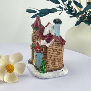 Adornos Navideños Hechos a Mano de Resina con Forma de Casa Pequeña para Ventanas, Decoraciones y Regalos Navideños de Alta Calidad para Niños - Product Image 4