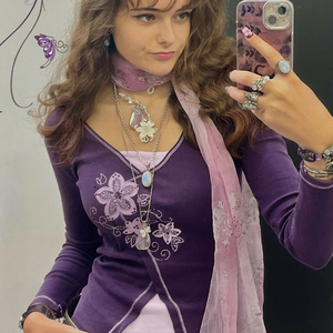 Camiseta Elegante de Manga Larga con Efecto de Dos Piezas y Bordado Vintage para Mujer, Cuello en V, Ajuste Delgado, Estilo Urbano - Product Image 4