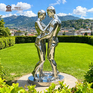 Statues de couple enlacés TREVI, grande taille, en acier inoxydable poli miroir, pour décoration extérieure - Product Image 1