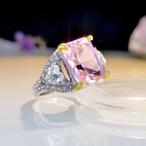 Anello classico da donna con design a cuore in cristallo rosa e taglio principessa - Product Image 4