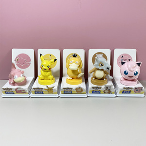 2024 nouveau Style sommeil Pokemone <span class=keywords><strong>Pikachu</strong></span> Action Figure Bulbasaur dans la voiture bureau ornements Anime porte-clés étiquette en gros - Product Image 2