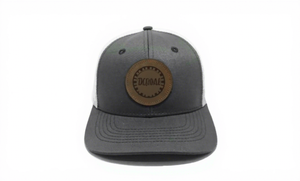 Casquette de camionneur pour adulte en maille blanche structurée à 6 panneaux avec patch en cuir personnalisé, fabriquée au Vietnam, style décontracté et tendance, idéale pour le sport et les activités de plein air - Product Image 1