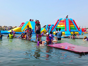 Parque Acuático Inflable Móvil de Uso Comercial QIQU, Certificado CE, PVC de 0.55mm, Capacidad para 50-300+ Personas, Diseño Modular - Product Image 4