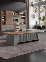 Bureau de direction luxueux et haut de gamme ; chaises de bureau simples et modernes pour un directeur ; grand bureau de direction