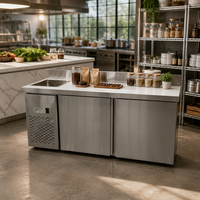 Comptoir de bar commercial pour thé au lait avec plan de travail en pierre de quartz, évier intégré, réfrigérateur-congélateur à double porte et rangement pour ingrédients