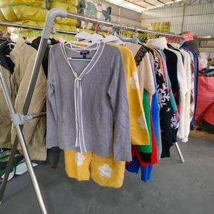 เสื้อกันหนาว<span class=keywords><strong>มือ</strong></span>สองแฟชั่นฤดูห<span class=keywords><strong>น</strong></span>าว DH01 ขายส่ง สำหรับผู้ชายและผู้หญิง ขั้นต่ำ 50 <span class=keywords><strong>กก</strong></span>. เสื้อผ้า<span class=keywords><strong>มือ</strong></span>สองคุณภาพสูง สะอาด ระดับพรีเมียม - Product Image 3