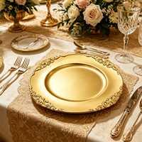 Assiettes de présentation dorées baroques ornées avec bordure à motifs en relief pour une mise en scène de table de banquet de mariage de luxe